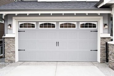 <strong>How to Paint a Metal Garage Door in 7 Simple Steps</strong>